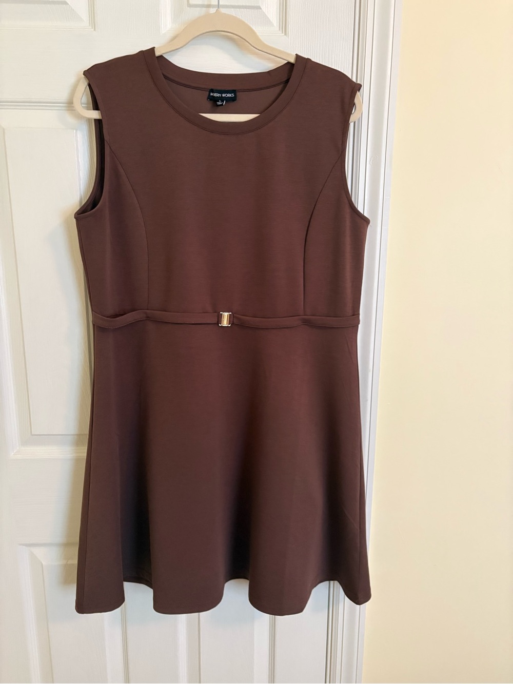 Elegant Sleeveless Brown A-Line Dress with Waist Accent